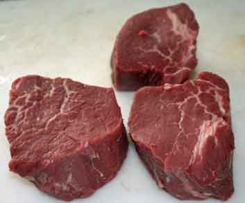 яловичину нарізаємо на шматки