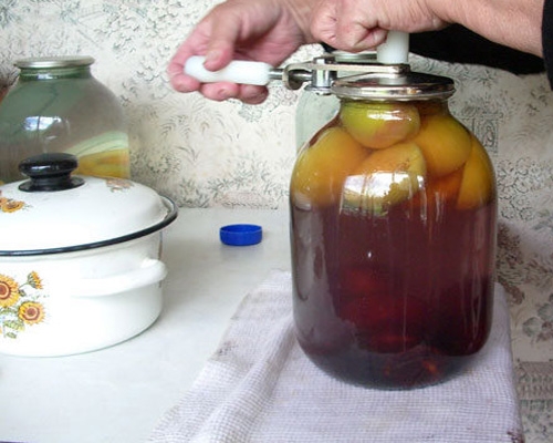 консервований компот з персика