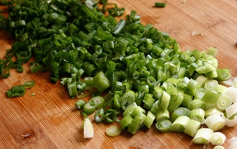 дрібно рубаємо зелений лук