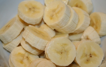 нарізаємо банани на кружечки