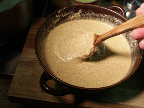 додаємо горіхи, часник і цибуля