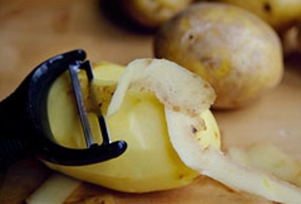 очищаємо картоплю