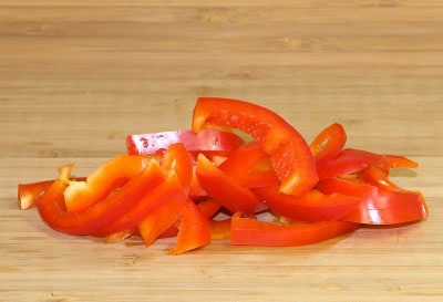 перець салатний на дошці