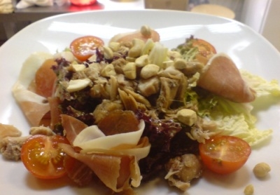 готовий салат з м'ясом кролика