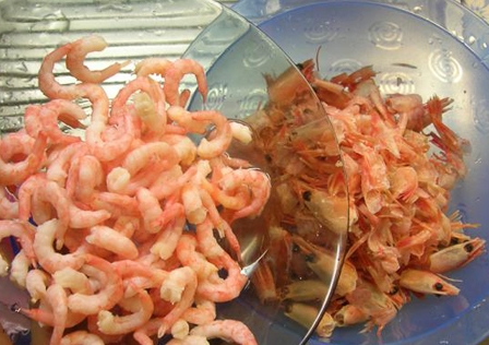 Очищаємо креветки від панцира і голови