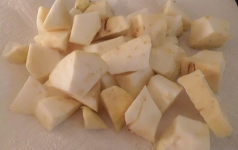 нарізаємо корінь селери на шматочки