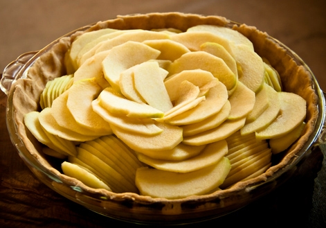 выклдываем яблучні шматочки у вигляді троянди