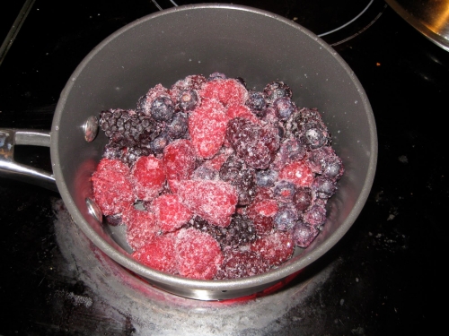 перекладаємо ягоди в каструлю