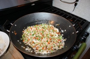 висипаємо в сковороду рис