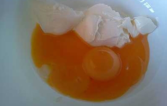 перемішуємо вершковий сир з яйцями