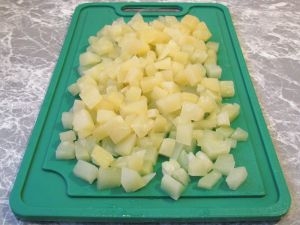 нарізаємо консервовані ананаси