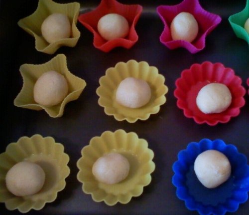 розкладаємо тісто по формочках