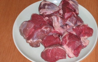 очищаємо баранину від жив і плівки