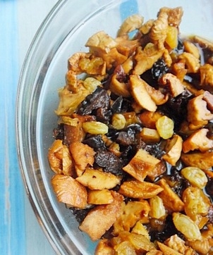 заливаємо чаєм сухофрукти