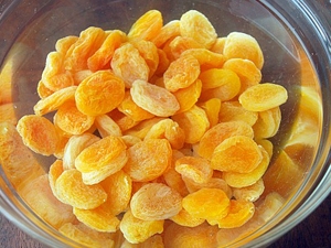 заливаємо курагу водою