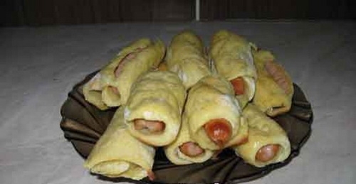 обсмажені сосиски в картопляному тесті