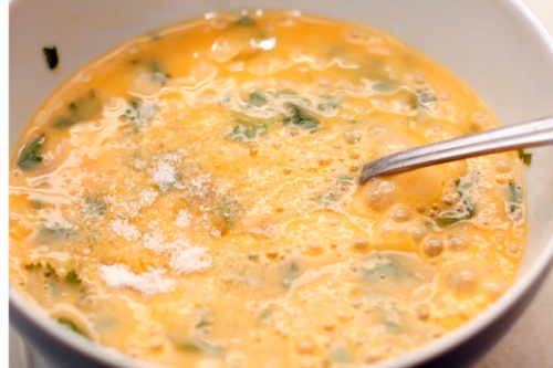 збиваємо яйця з петрушкою і сіллю