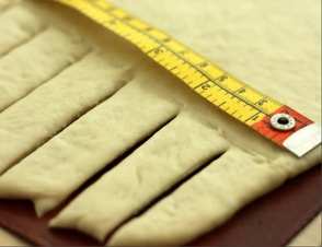 відміряємо від краю коржі 3 сантиметри