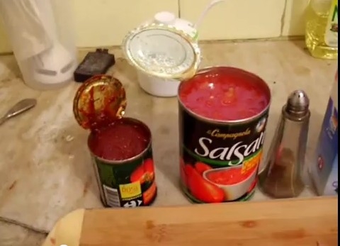 відкриваємо помідори і томатну пасту