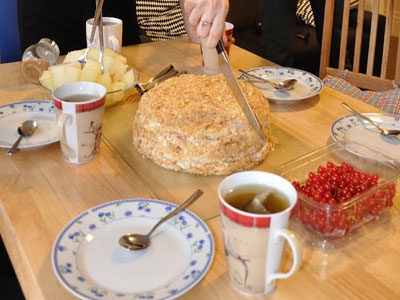 торт на столі