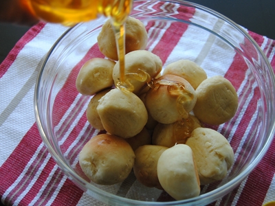 виливаємо на булочки мед