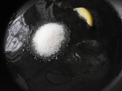 Топимо на вогні масло і цукор