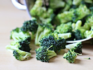 Поділяємо броколі на суцвіття