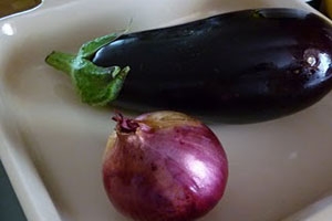баклажани і цибулю