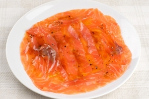 Поливаємо сьомгу соусом