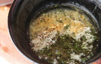 змішуємо всі інгредієнти для заправки