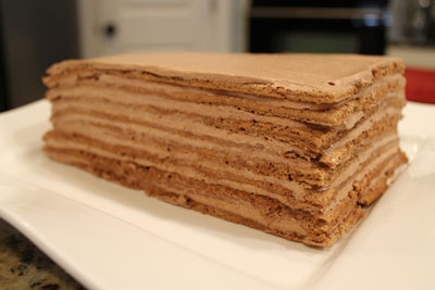 торт на тарілці