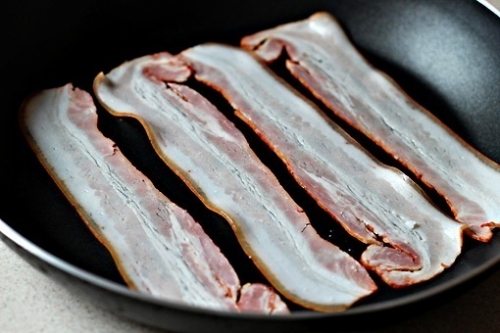 Порізаний бекон смажимо на сковороді