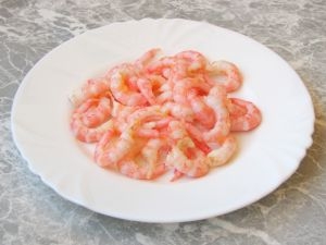 очищаємо креветки