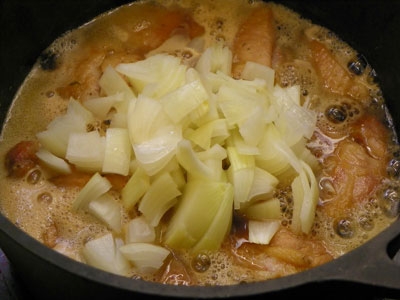 курка в пиві з цибулею