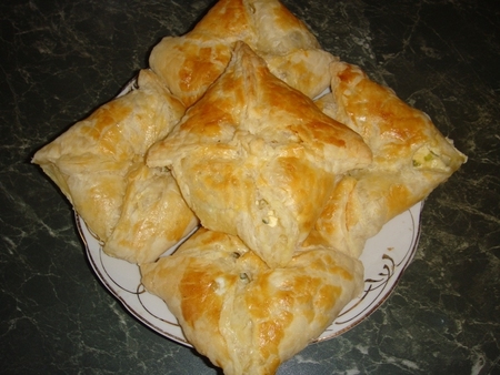 подаємо слойки з сиром