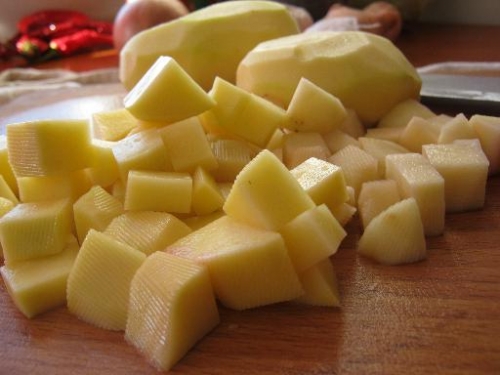 нарізаємо картоплю кубиками