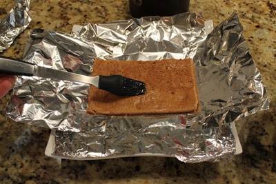 корж на тарілці