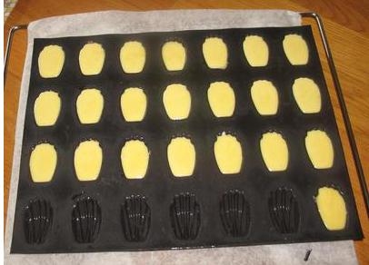 Викладаємо тісто у форми-черепашки