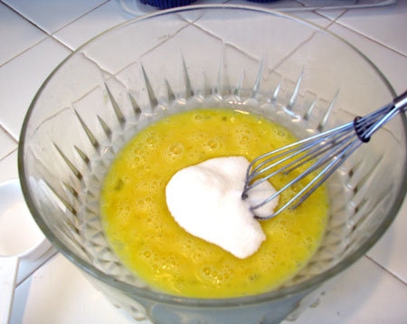 Збиваємо яйця з вершками і спеціями