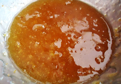 проціджуємо теплий джем через сито