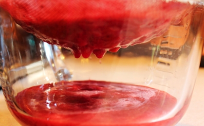 Проціджуємо малинову масу