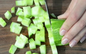 подрібнюємо огірки