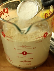 висипаємо у воду цукор сухі дріжджі