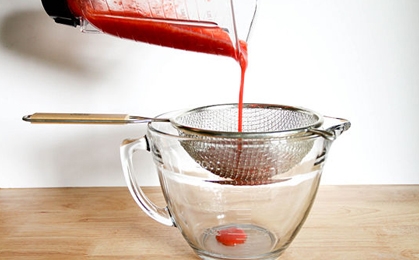 Проціджуємо полуничне пюре через сито