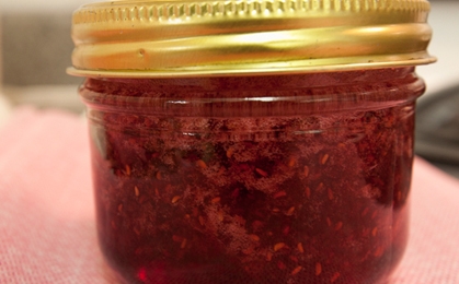 Виливаємо малинову масу з оцтом в банку