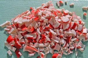 Нарізаємо на шматочки крабові палички