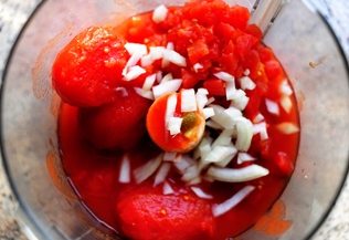 додаємо в блендер лук додаємо в блендер цибулю і часник