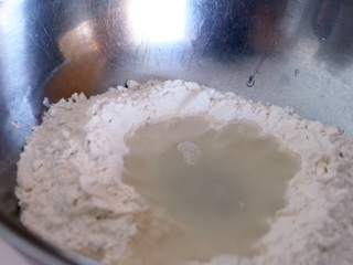 вливаємо інгредієнти на основі рідини в борошно