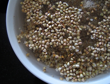 промиваємо під водою гречку