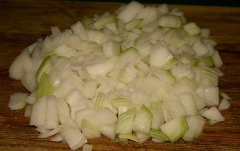 подрібнюємо цибулю